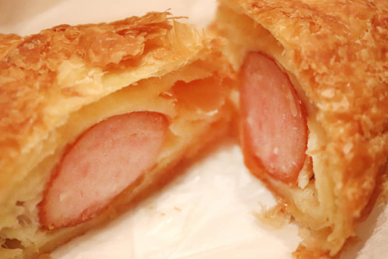 イチオシは「ビッグバイト・クロワッサン」（単品 750円）。中の骨付きソーセージが太くて食べ応えたっぷり