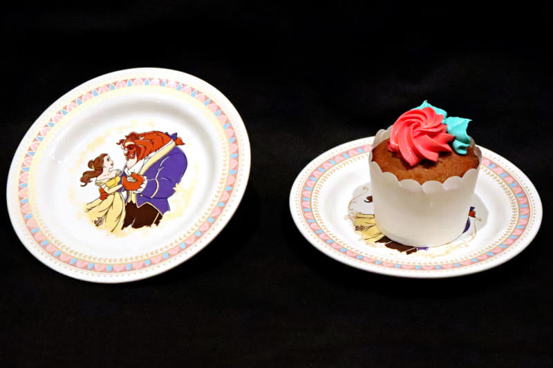 「カップケーキ（キャラメル風味）、スーベニアプレート付き」（800円）は「スウィートハート・カフェ」ほか8店舗で購入できる