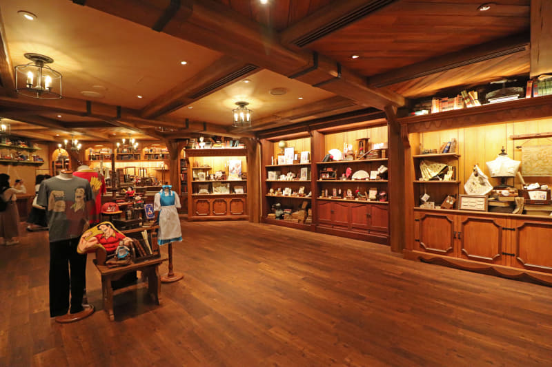 広々とした店内では壁際に商品がずらりと展示されているが手には取れない