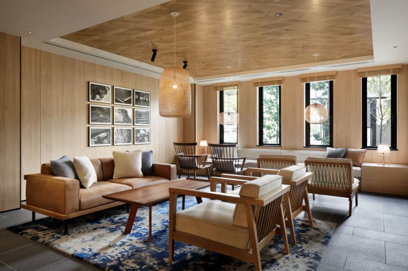 ほかの宿泊客と歓談もできる共用カウンター