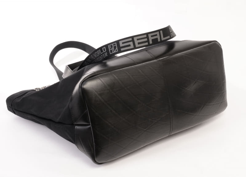 底面にはタイヤチューブ素材を使用