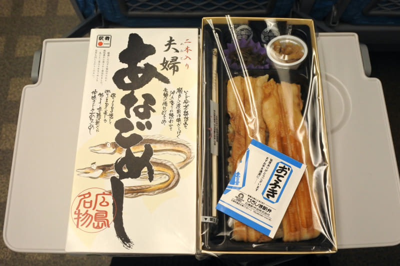 シートの上にはお手拭き、お箸も駅弁内に一緒にパッケージ