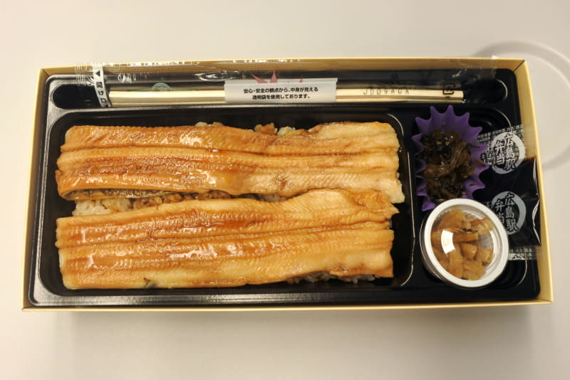 フタを開けるとふっくらした2本のあなごが目に飛び込んできます