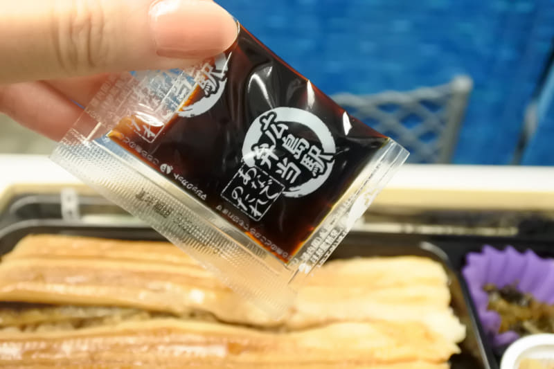 付属のタレが付け合わせの上部にあるので、ピックアップ