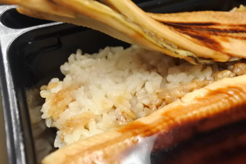 やわらかに仕上げられた煮あなごと醤油飯の相性はもちろん最高です