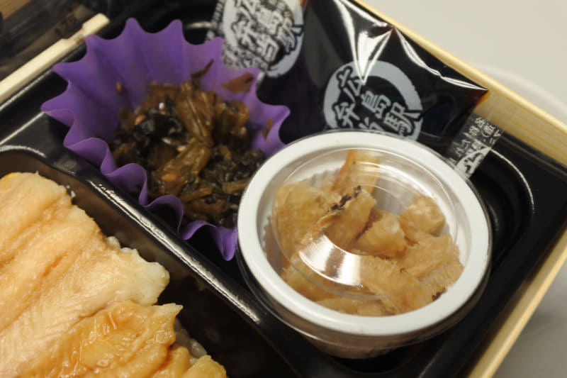 付け合わせは広島菜漬とあなごの骨フライ