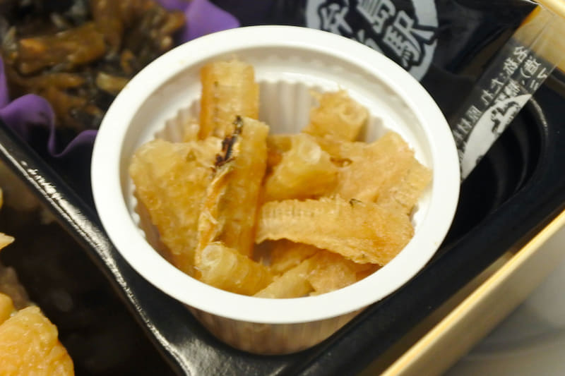 あなごの骨フライはケース入りでカリカリをキープ