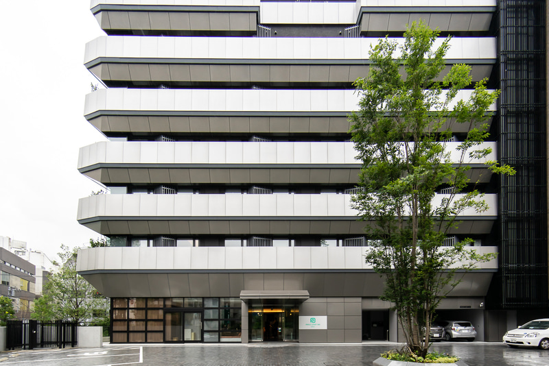 エントランス正面側。地上7階建て