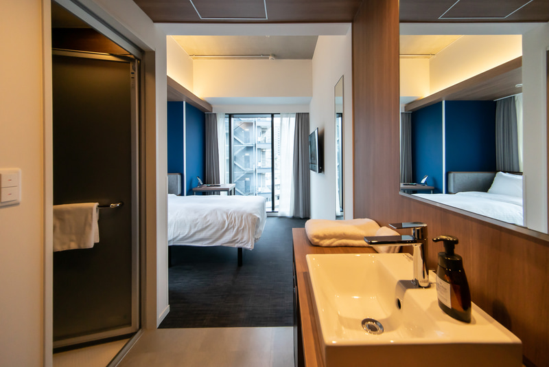 スタンダードシングル入口から見たところ。洗面台がある