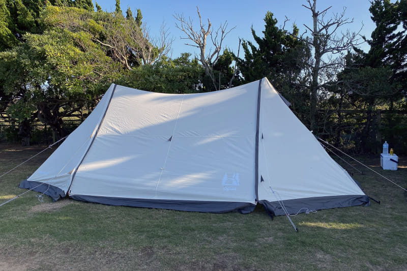 今回利用したogawaのシェルターであるツインピルツフォーク T/C。シェルターはフライシートや底がない簡易テントのような位置付けの製品で、何よりも手軽に設営できるのが大きなメリット