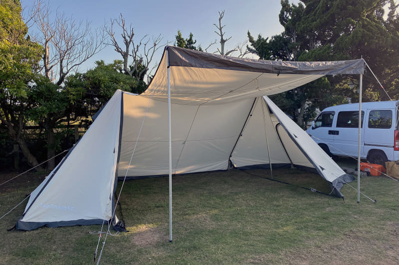 ポールを使えば、前面をフルオープンにすることができる。就寝時はポールを外し、前面の左右にあるジッパーを下ろすだけでフルクローズ状態に戻せる