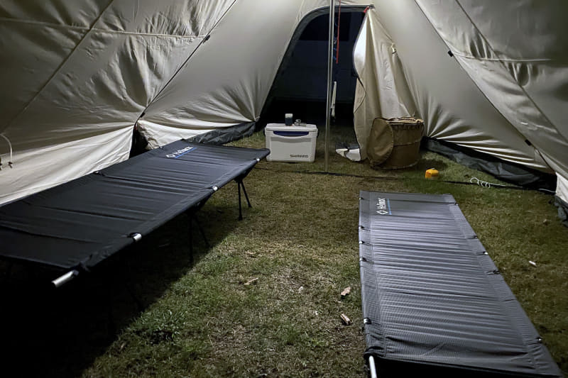 ツインピルツフォーク T/Cには、内部に設置するテント（インナー）がオプションとして用意されているが、今回はシェルター内の地面に直接コットを置いて寝た