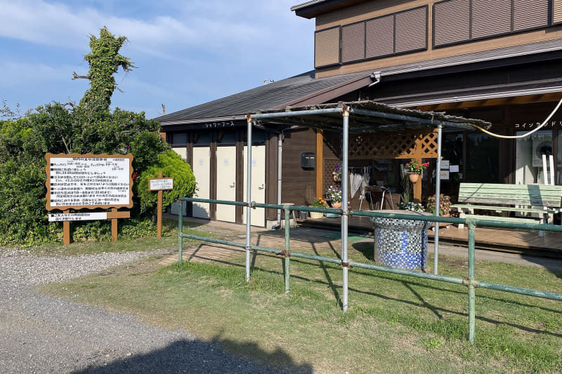 受付となる建物。売店の営業時間は8時30分から19時まで。