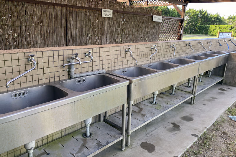 流しはいずれも清潔に保たれていて、気持ちよく利用することができた。お湯が使える流しも2か所ある