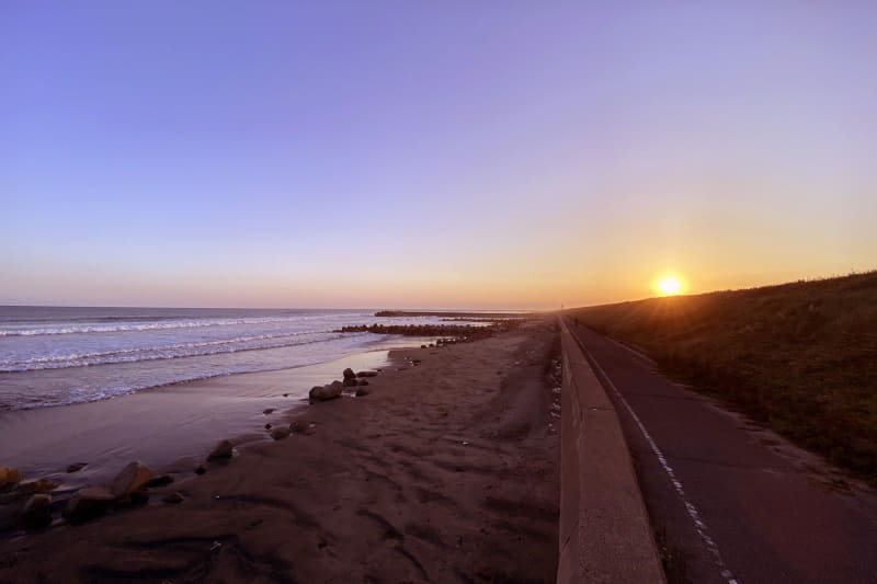 九十九里オートキャンプ場 太陽と海の近くの浜辺から見た夕日