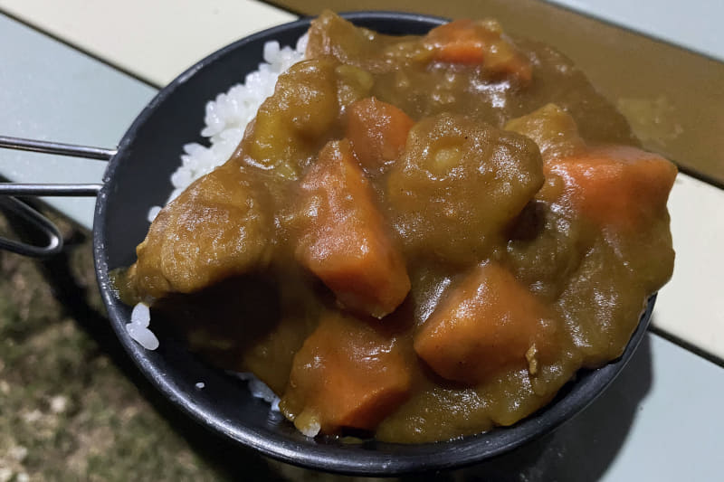 ルーを入れてしっかり煮込めばできあがり。自然のなかで食べるカレーはやはり絶品