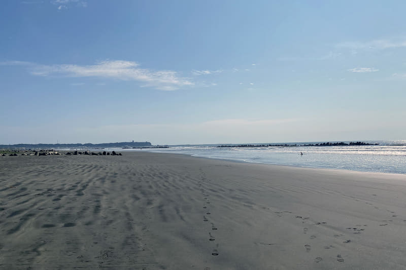 朝日を見ることはできなかったが、朝の日差しを浴びながら九十九里浜を散歩