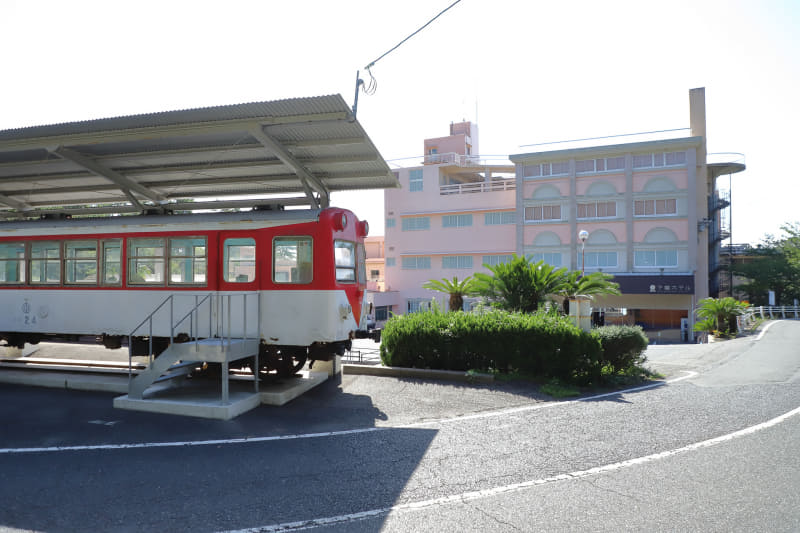 JR西日本と共同で「せとうちグランピング」を展開する鷲羽山下電ホテル。かつての下津井電鉄の電車も展示