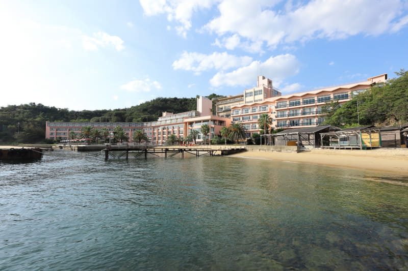 ホテルは鷲羽山を背に、目の前には瀬戸内海が広がる。街の喧騒から離れてゆったりと過ごせる