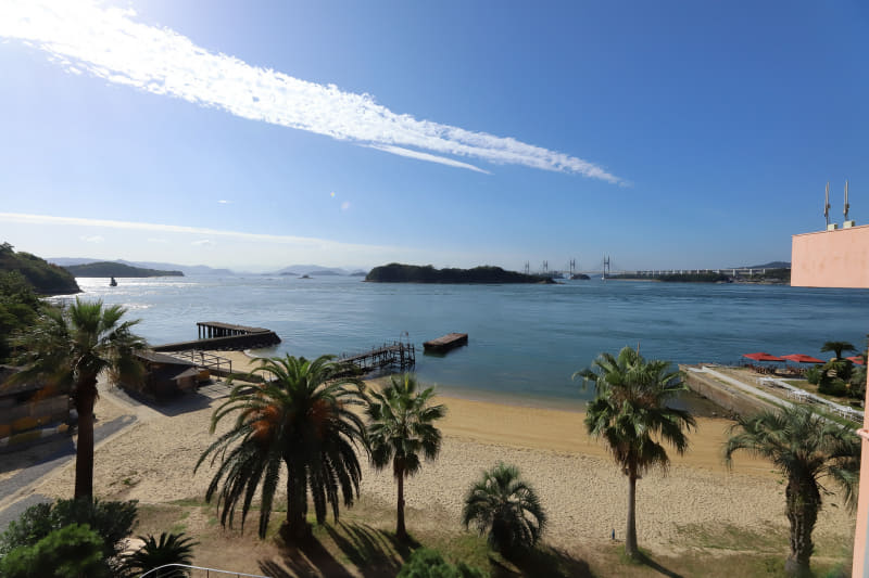 ホテルから見たビーチ。BBQスペース、桟橋もありマリンアクティビティも充実