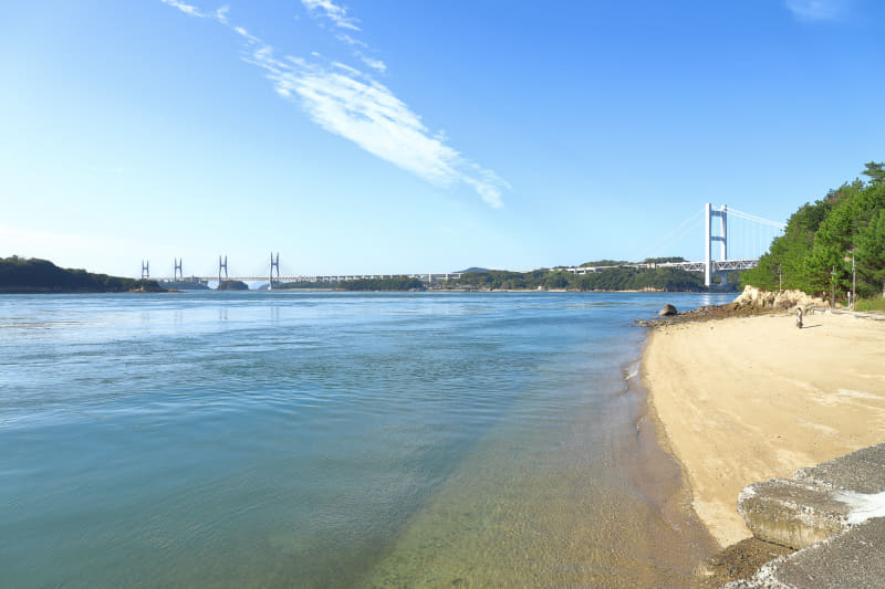 ホテルのテラス（ホテル泊客の食事会場）からの景色。瀬戸内の穏やかな海と風光明媚な島々、そして瀬戸大橋が望める