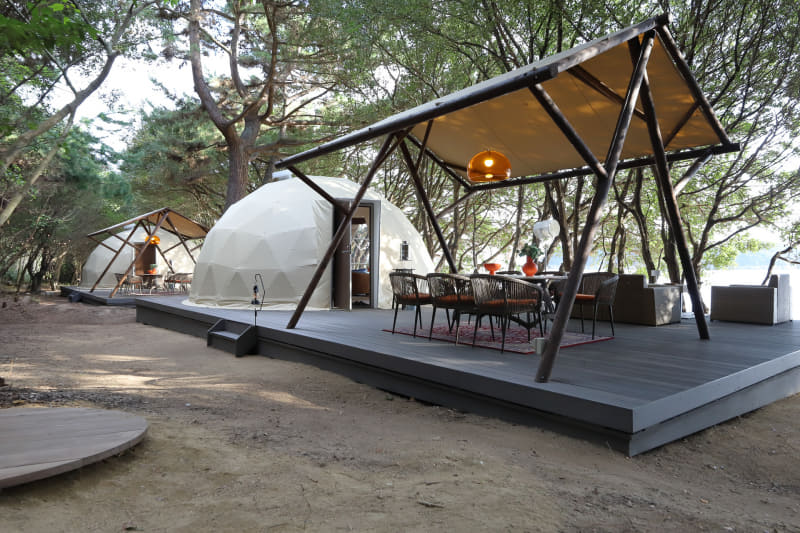 「凪エリア」のデッキとドームテント。毎日2組が宿泊可能