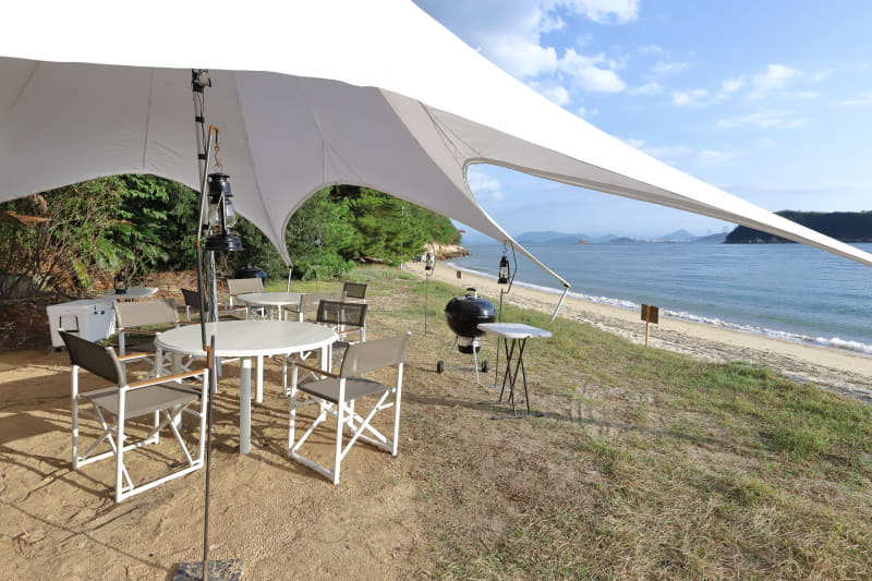 海岸のスタータープは、ドームテント泊客専用の食事場所。大自然を独り占めしてBBQが楽しめる