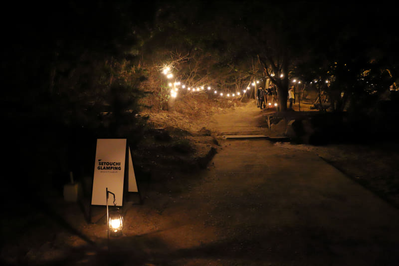 ホテルと「凪エリア」を結ぶ遊歩道には照明があるが、心配な場合はドームテント備え付けのLEDライトを使おう