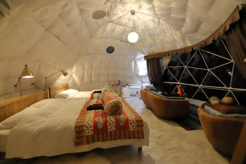 夜間のドームテント内部。テレビなどはないが、その分仲間とゆったり過ごすことができそうだ