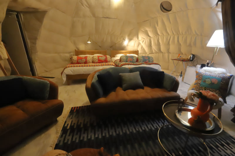 夜間のドームテント内部。テレビなどはないが、その分仲間とゆったり過ごすことができそうだ