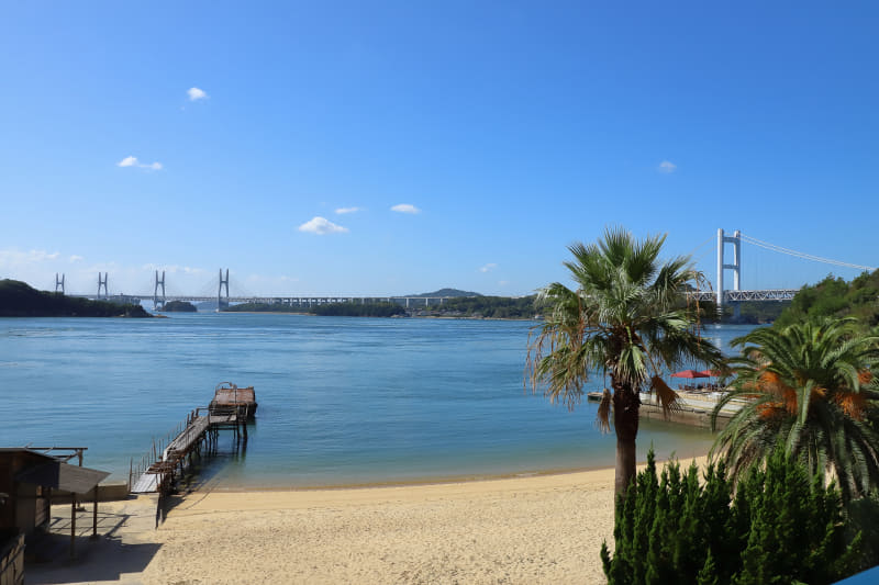 燦燦館のベランダからは瀬戸内の美しい風景が広がる