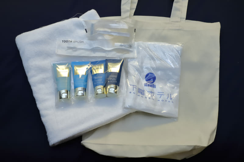 アメニティ類。モバイルルーターになるスマートフォン型端末もベッドサイドにあった