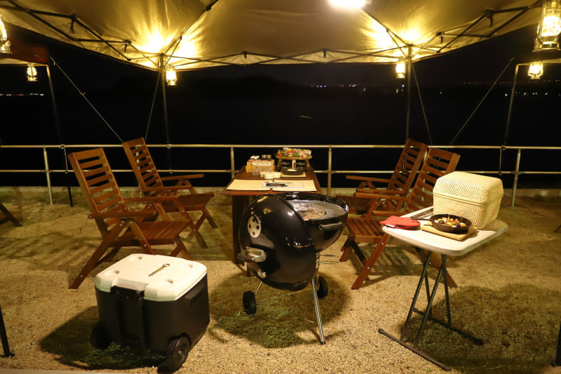 ホテル泊の場合は海辺のテラス（写真）で、ドームテント泊の場合はドームテント横のスターテントでBBQ。料理の内容はほぼ同じ