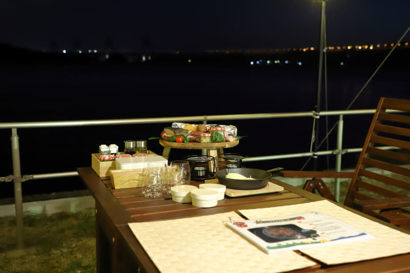 ホテル泊の場合は海辺のテラス（写真）で、ドームテント泊の場合はドームテント横のスターテントでBBQ。料理の内容はほぼ同じ