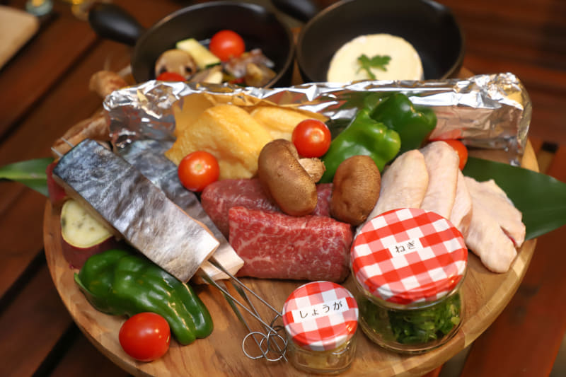 地元で水揚げされた鰆、森林どりの手羽先、地元倉敷の有名店の油揚げ、岡山特産の黄ニラなど、岡山県産の旬の食材が彩りよく盛り付けられている