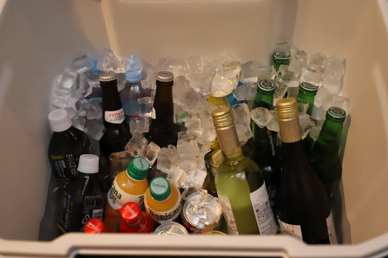 クーラーボックスには冷えたドリンク類を用意