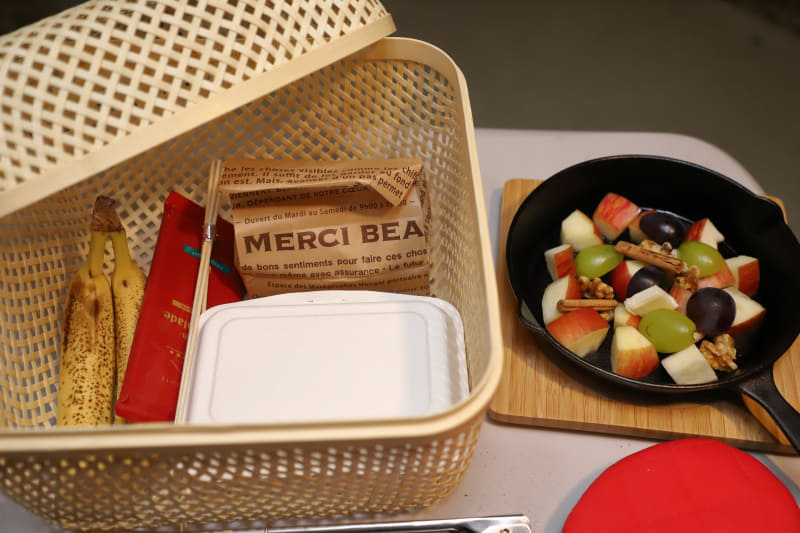 バスケットにはデザートが入っている。スキレットの焼きりんご（ぶどう添え）はドームテント泊客のみだが、今回特別につけていただいた