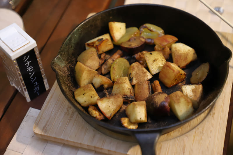 焼きりんご（ぶどう添え）は焼き過ぎに注意。焦げのわずかな苦みとシナモンシュガーの香ばしさがベストマッチ