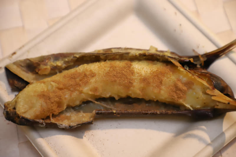 焼きバナナはホテル泊、ドーム泊どちらの夕食にもつく。シナモンシュガーがピッタリで、溶かしたチョコとも合いそうだ