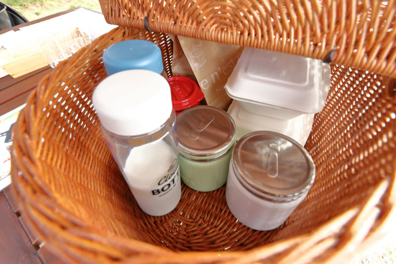 食材はすべてバスケットのなか。ピクニックにきた気分になる。魔法瓶には熱いスープが入っている