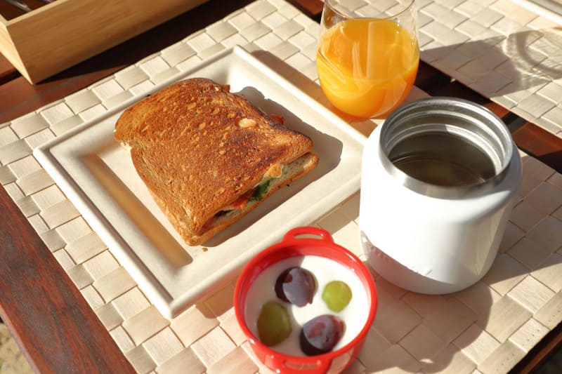 ヨーグルトはプレーン。バスケットにジャムも入っているので甘党はそちらを