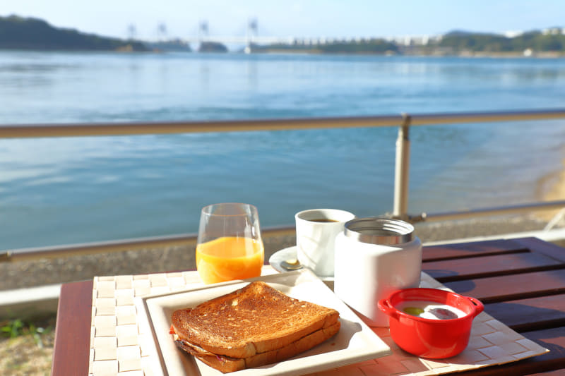 風景とあわせて、シンプルだがとても贅沢な朝食が楽しめる