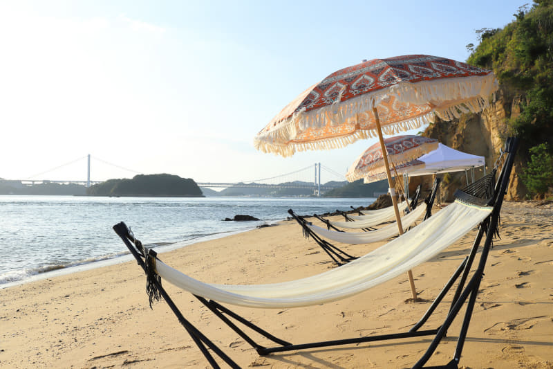 船で約10分。無人島「釜島」ではハンモックで昼寝、フィッシング、夕陽鑑賞などが楽しめる