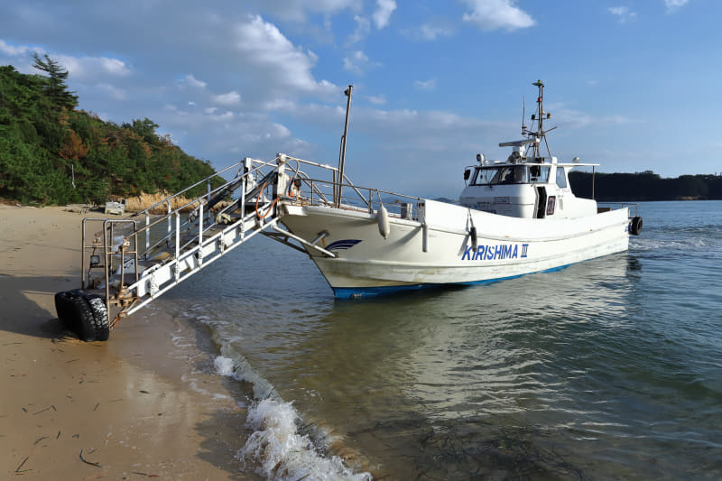 釜島には使える桟橋がないため、砂浜から直接乗り降りできる専用船で向かう