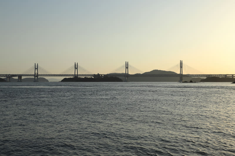 島からは瀬戸大橋を構成する5つの橋がすべて見渡せる。左から、南備讃瀬戸大橋、北備讃瀬戸大橋、岩黒島橋、櫃石島橋、下津井瀬戸大橋