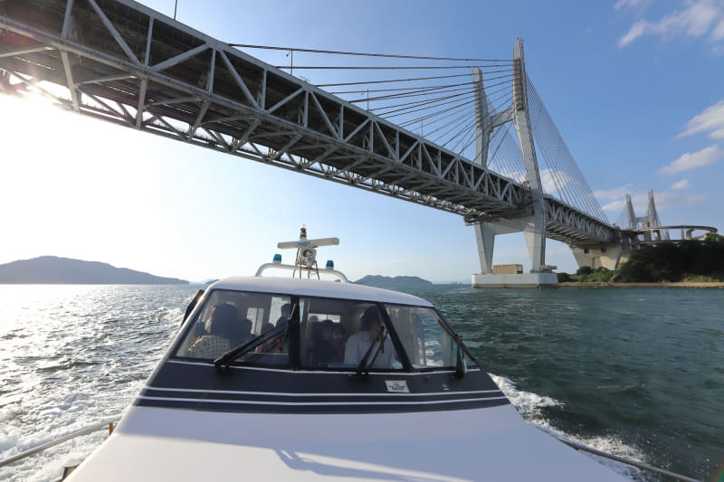 巨大な瀬戸大橋を真下から見上げる「せとうちグランピングクルーズ」