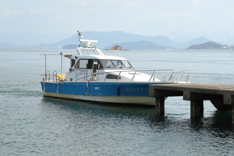 クルーズの発着は下電ホテルの桟橋から。約30分のスリリングな船旅だ