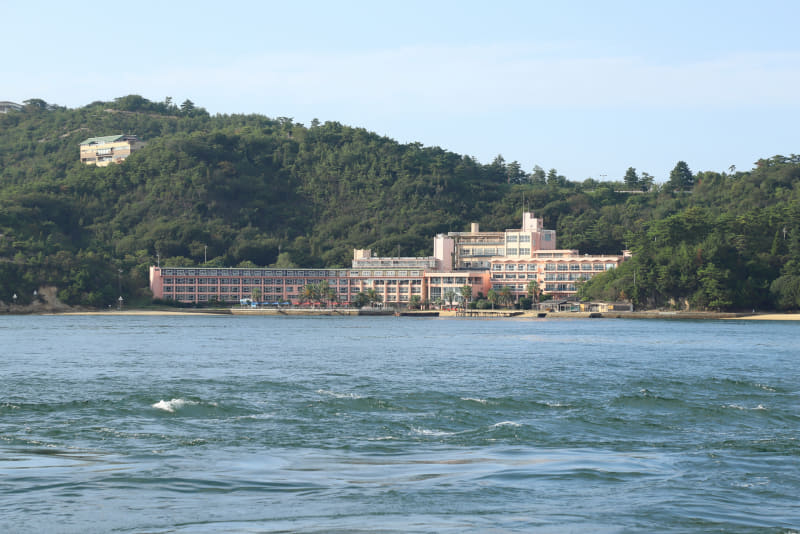 鷲羽山と下電ホテルがあっという間に遠ざかる。速度は20ノット（約37km/h）程度だろうか。冷たい風が心地よい