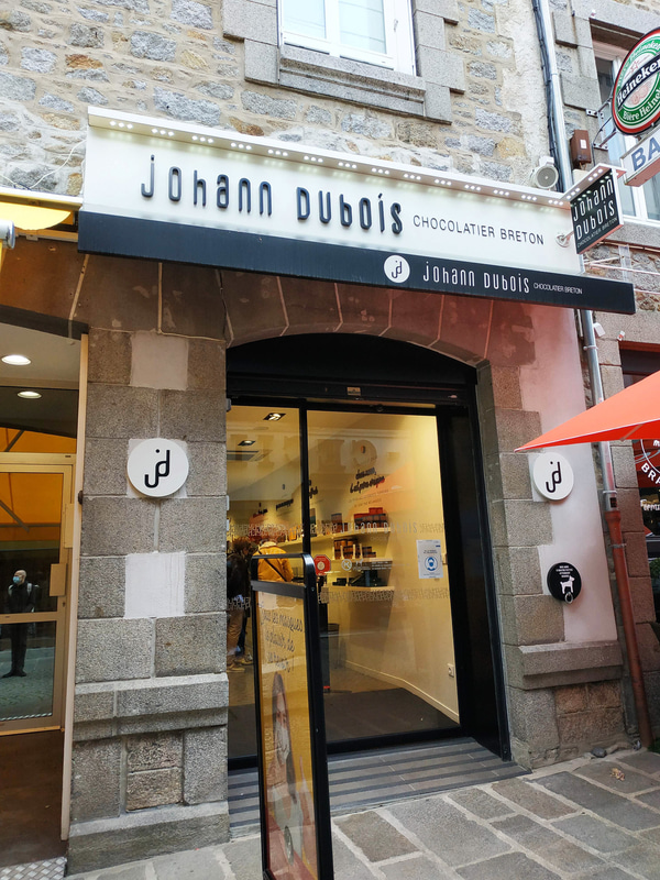 マリニエールと9月からの新学期用と思われるカルターブル（通学かばん）のチョコレートなどを買いました