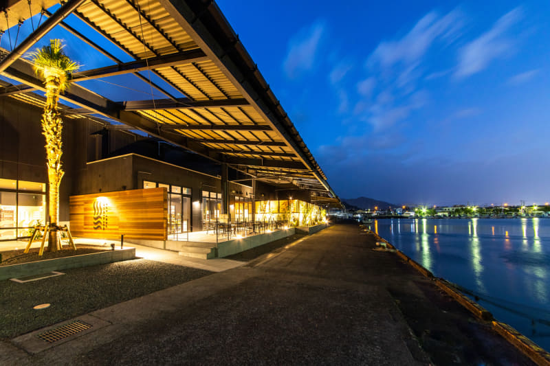 露天風呂の一角からは港と富士山を眺めることができる「用宗みなと温泉」